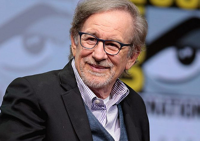 At Golden Globes comedian Jerrod Carmichael mocks Ye, praises Spielberg