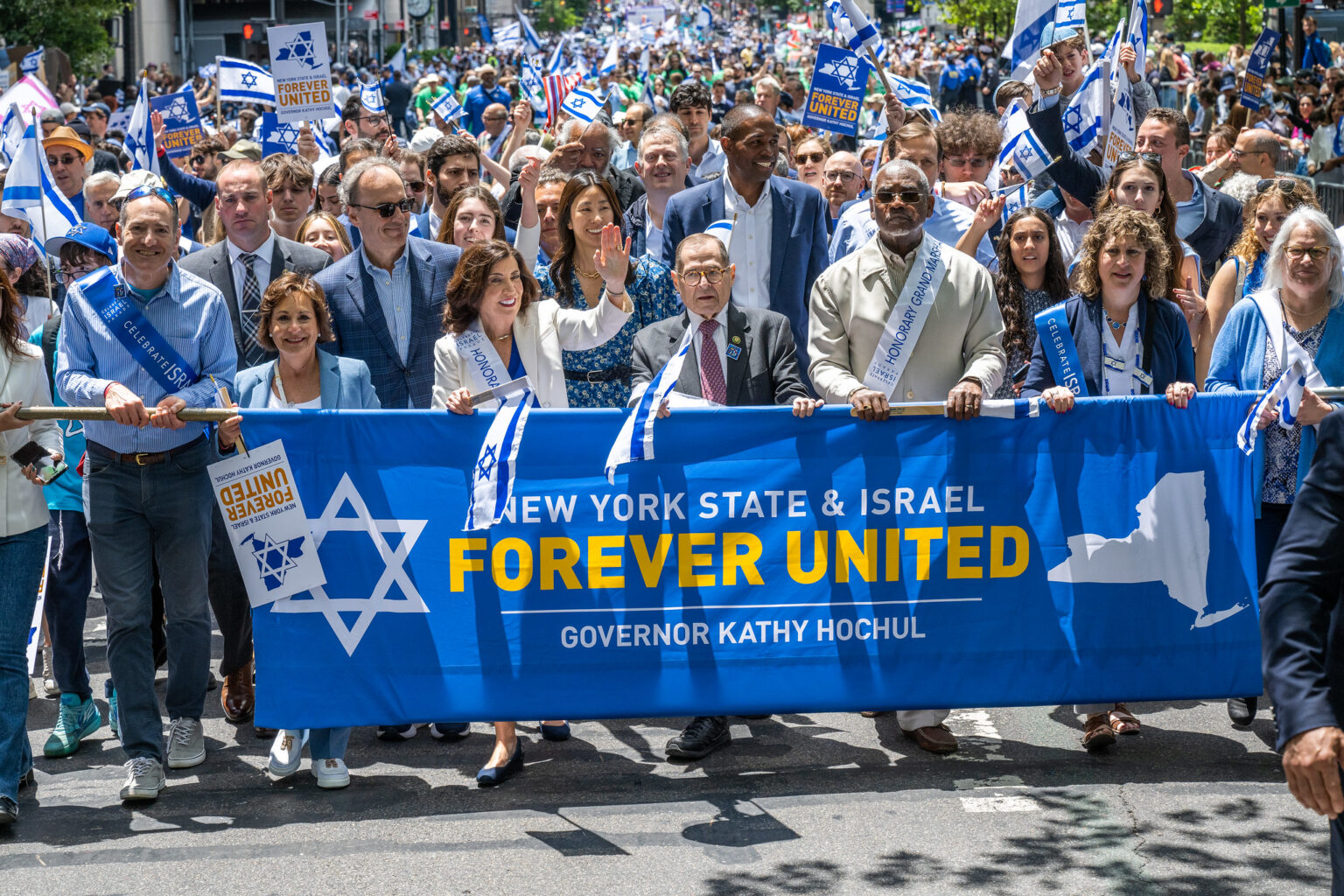 Thousands march in NYC Celebrate Israel Parade The Jewish World