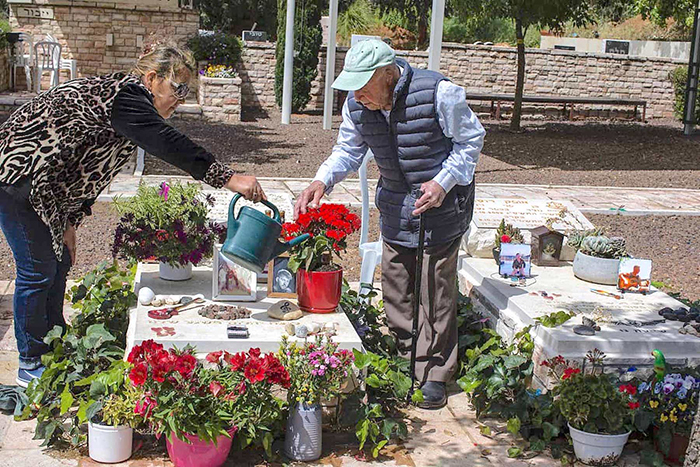 99-year-old Holocaust survivor tends graves of soldiers killed on Oct. 7
