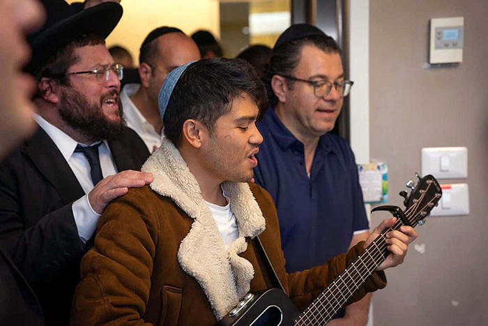 A Filipino singer’s journey to Judaism